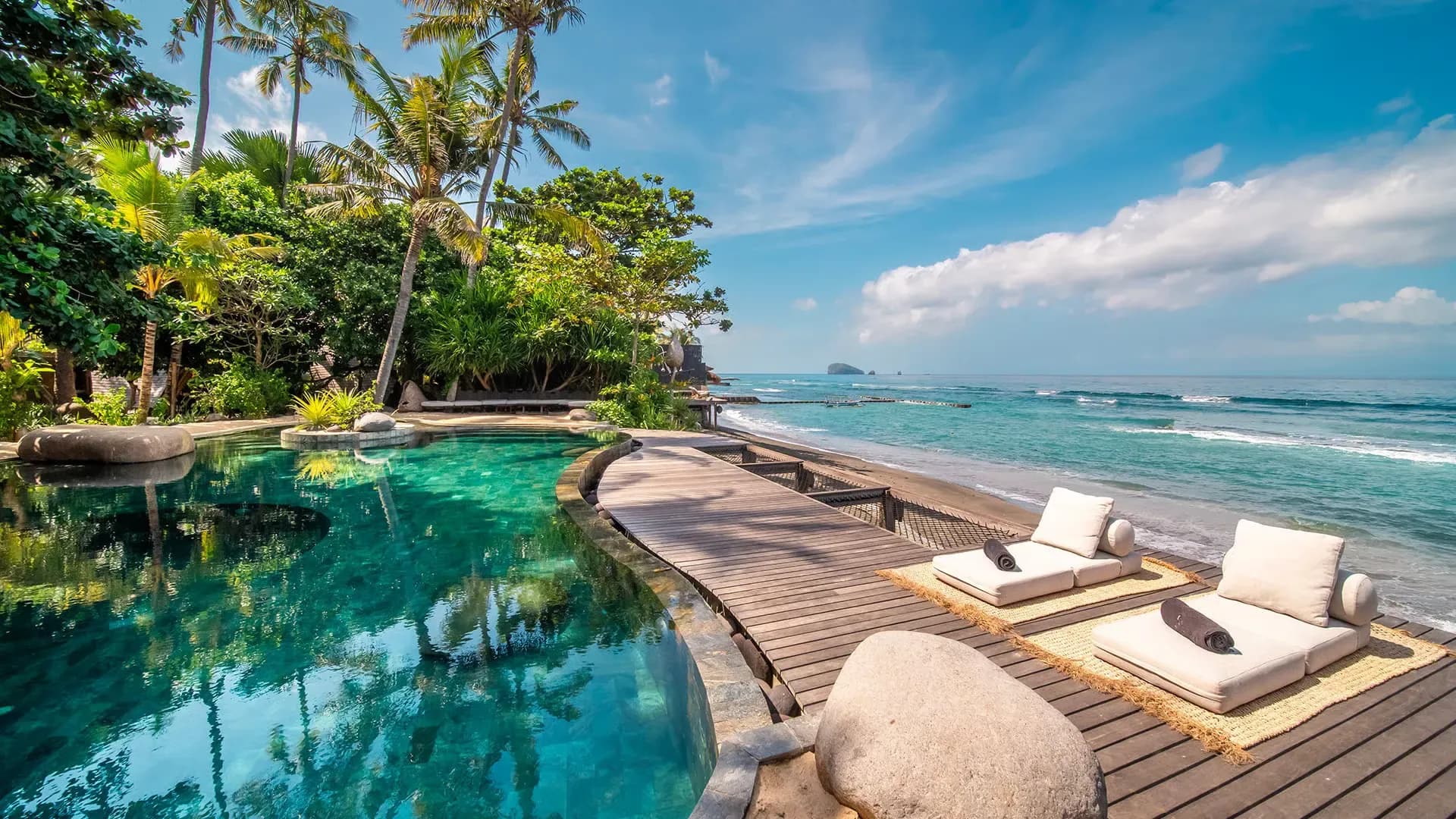Le Solstice de Bali: 8-Bedroom Candidasa Beachfront Estate with Private Beach