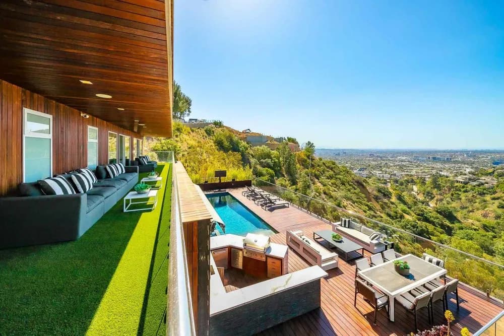Hollywood Hills Estate: 5-Bedroom LA Villa with Pool & Basketball Court