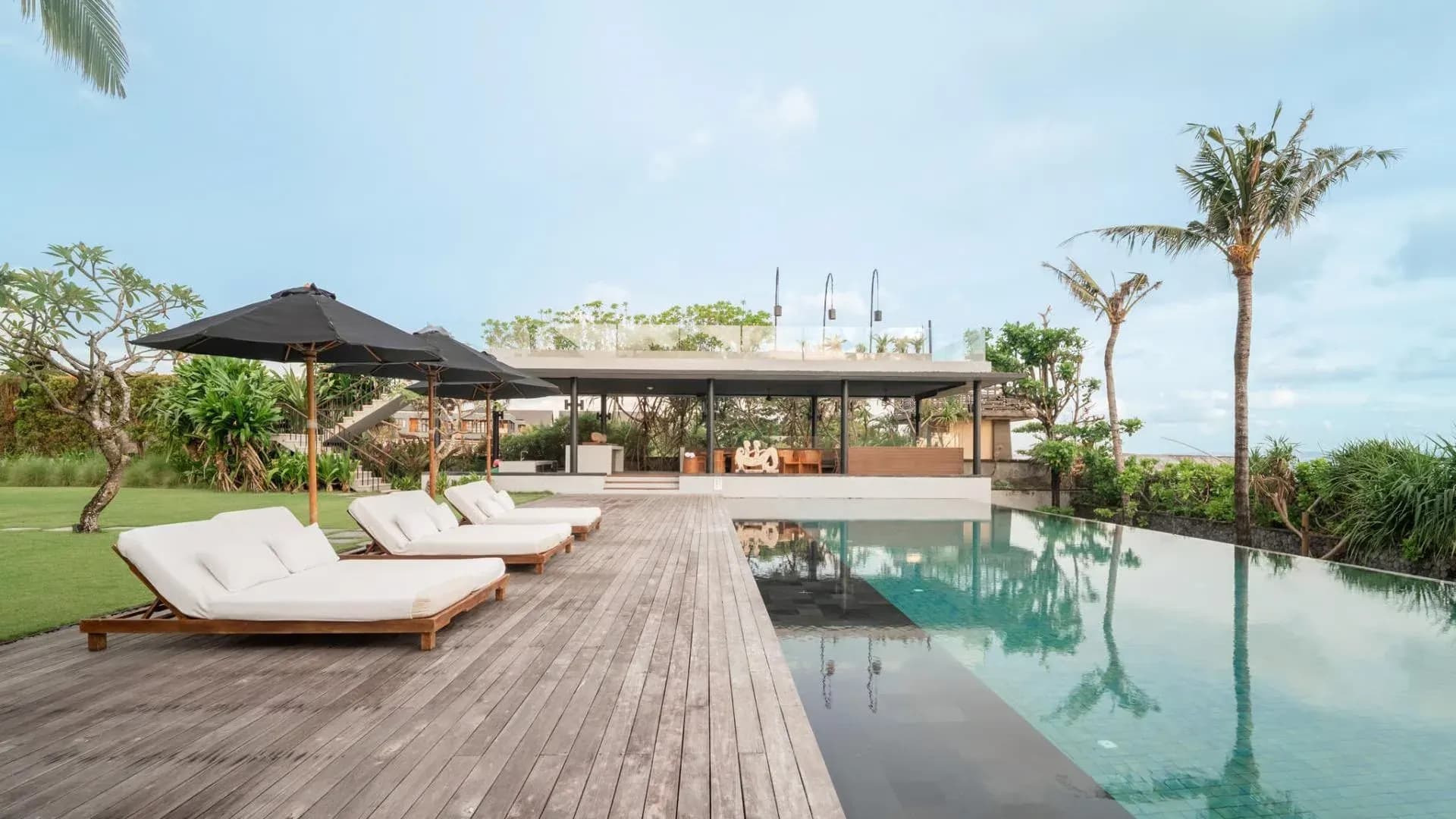 Villa Arnalaya Beach House: 5-Bedroom Canggu Beachfront Villa with Tennis Court